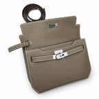 Kelly Depeches 25cm Epsom leather, 18 elephant gray, silver buckle, the most in-class men's handbag Depeches25. This leather is really unique. When paired with a shoulder strap, it instantly transform
