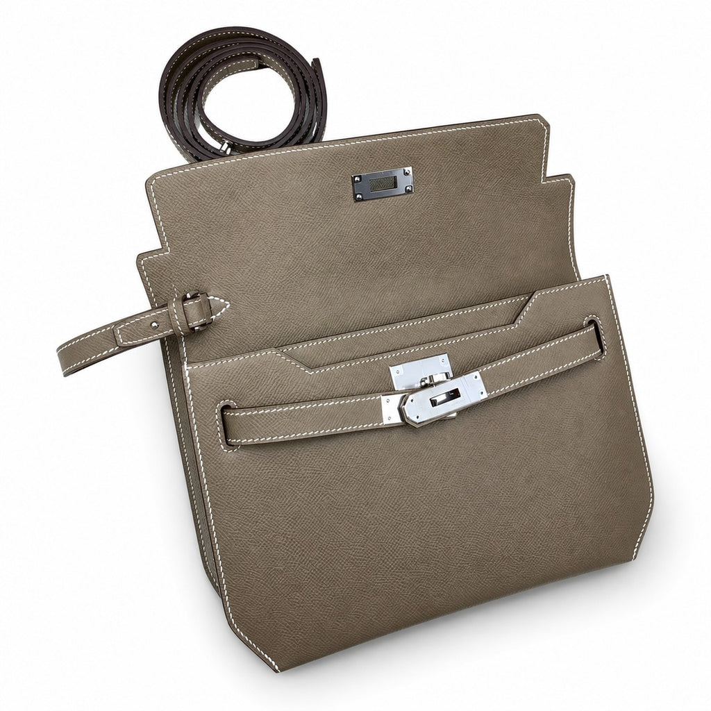 Kelly Depeches 25cm Epsom leather, 18 elephant gray, silver buckle, the most in-class men's handbag Depeches25. This leather is really unique. When paired with a shoulder strap, it instantly transform