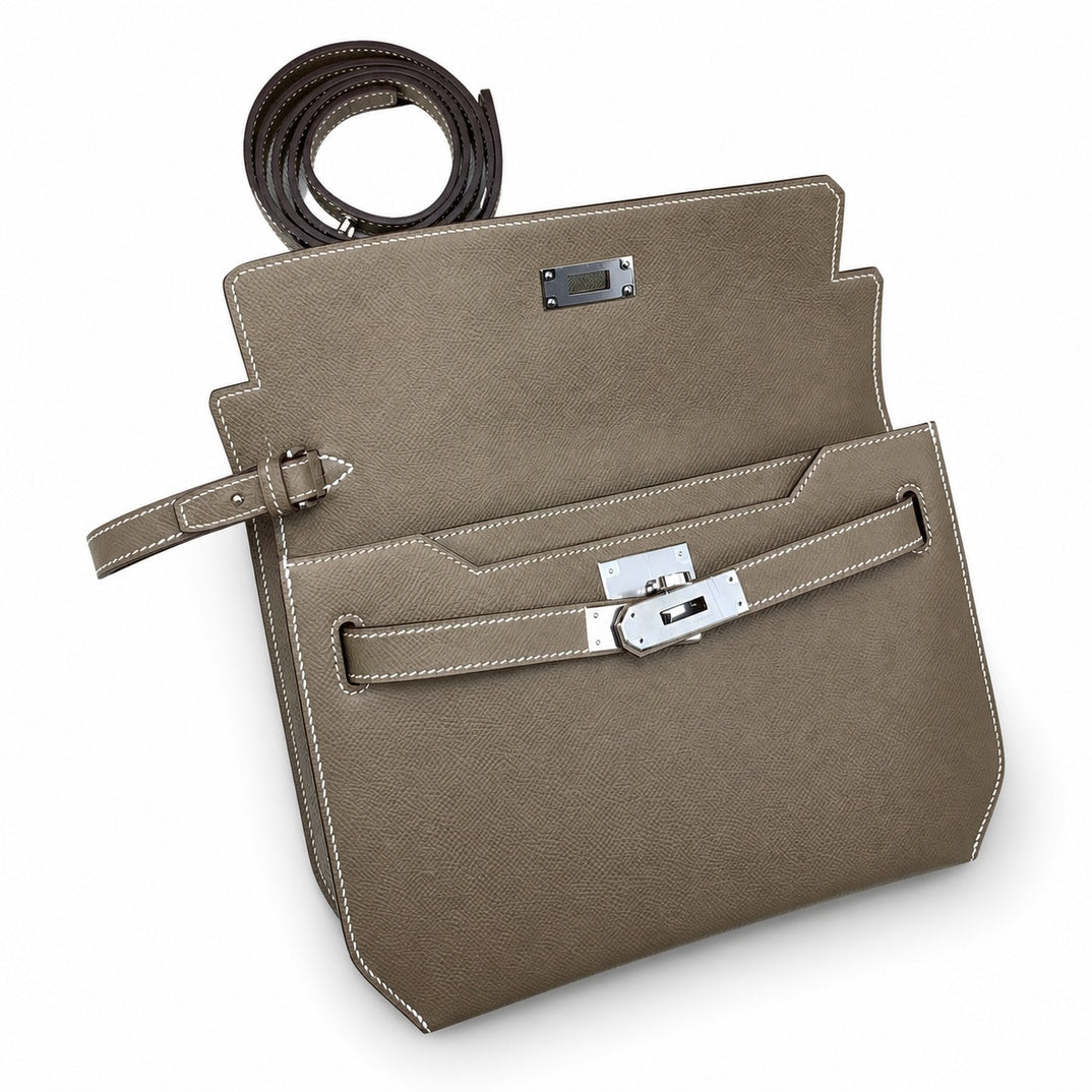 Kelly Depeches 25cm Epsom leather, 18 elephant gray, silver buckle, the most in-class men's handbag Depeches25. This leather is really unique. When paired with a shoulder strap, it instantly transform