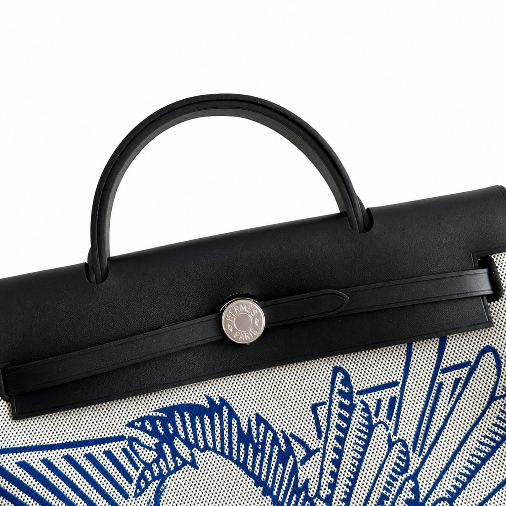Hermers' popular herbag 31cm is designed to be inspired by saddle bags. The body of the bag is made of canvas, and the inseam, shoulder straps and handle are made of leather. The appearance is very si