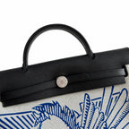 Hermers' popular herbag 31cm is designed to be inspired by saddle bags. The body of the bag is made of canvas, and the inseam, shoulder straps and handle are made of leather. The appearance is very si