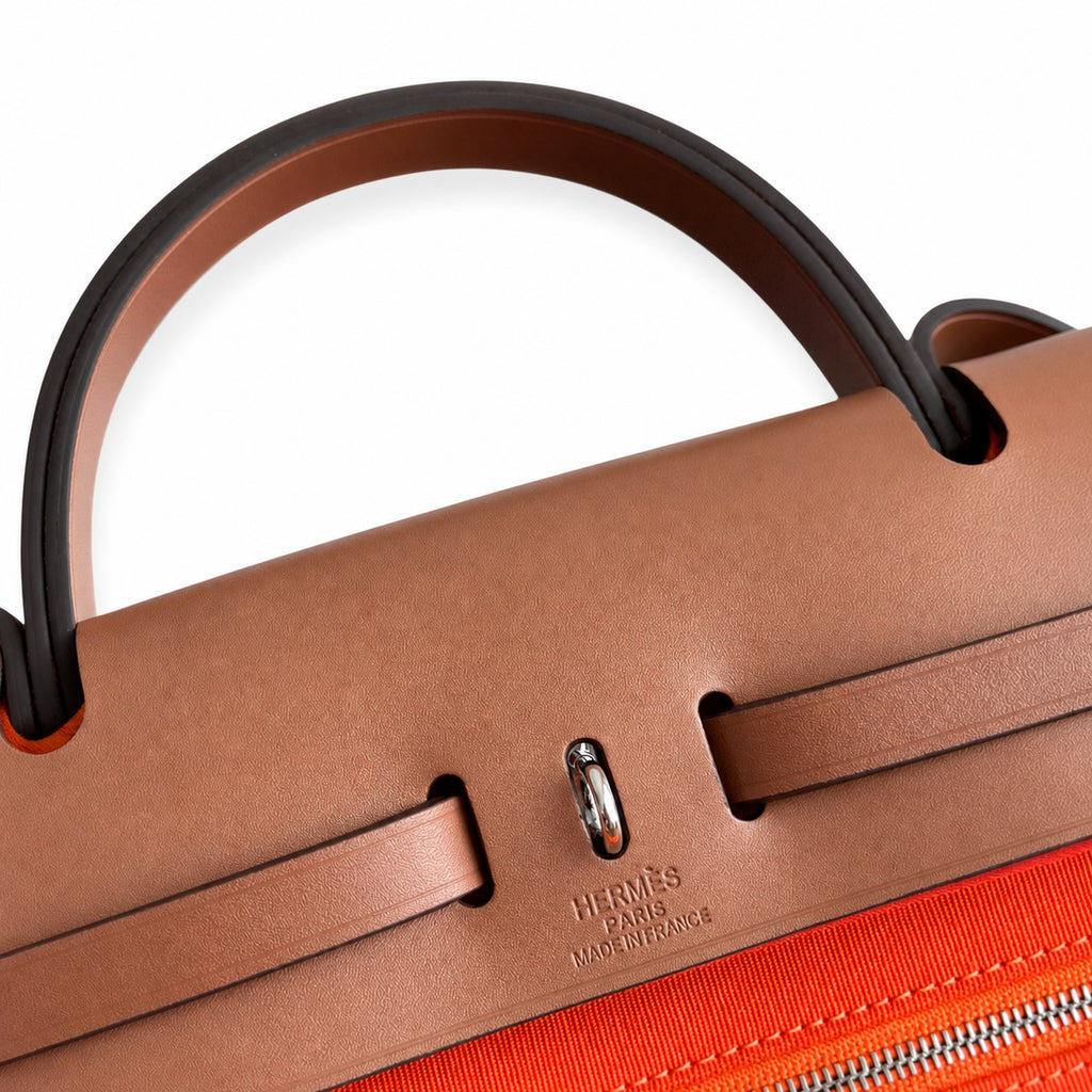 Hermers' popular herbag 31cm is designed to be inspired by saddle bags. The body of the bag is made of canvas, and the outer seams, shoulder straps and handbags are made of leather. The appearance is