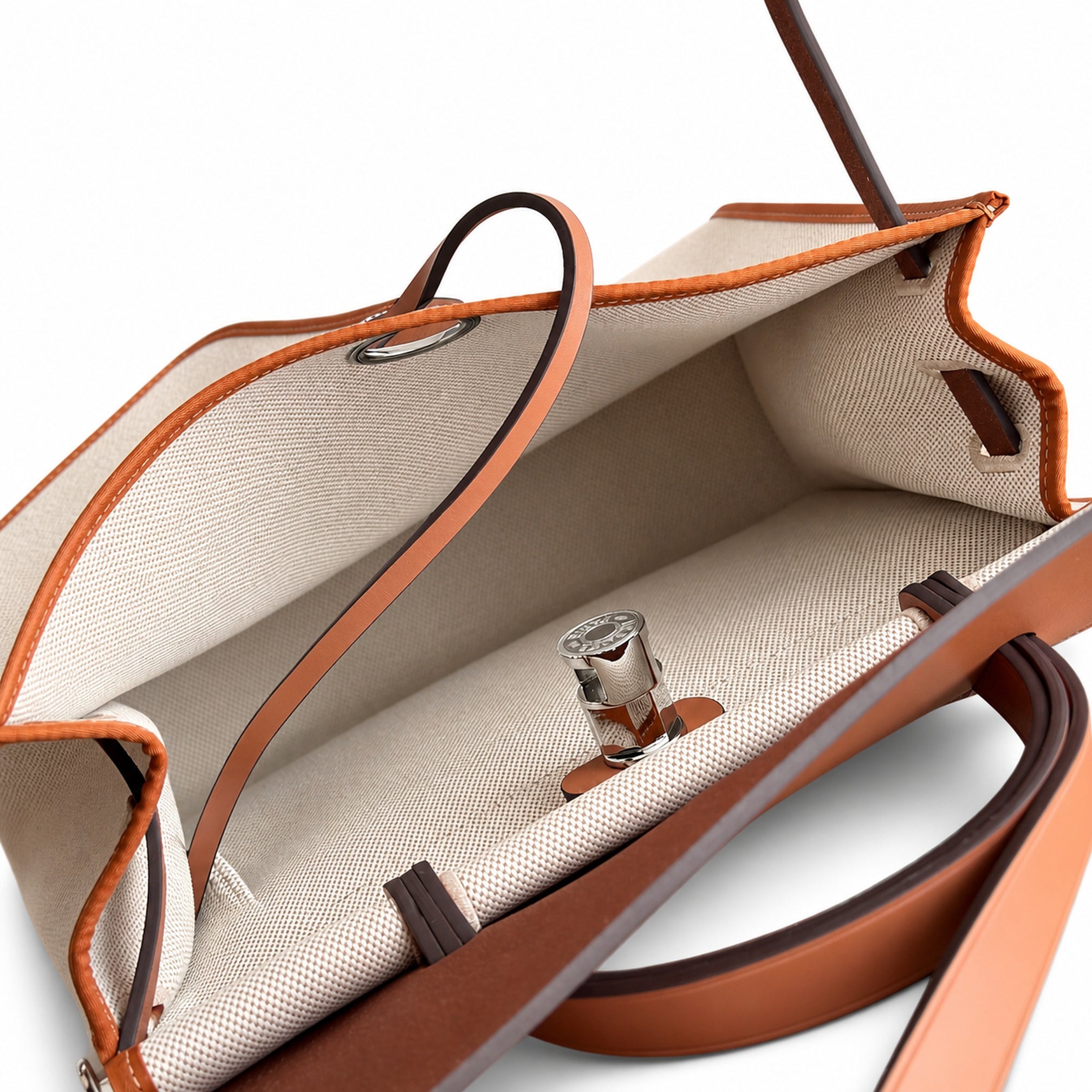 Hermers' popular herbag 31cm is designed to be inspired by saddle bags. The body of the bag is made of canvas, and the outer seams, shoulder straps and handbags are made of leather. The appearance is