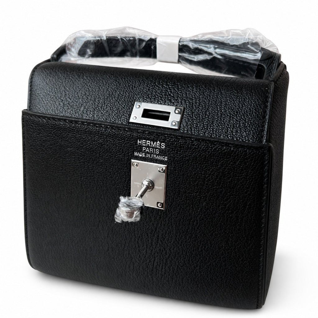 Hermès’ new armpit bag is here. A new member has been added to the Kelly family. Just looking at the online picture, I’m so excited. The first look at the real thing feels like an enlarged version of