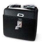 Hermès’ new armpit bag is here. A new member has been added to the Kelly family. Just looking at the online picture, I’m so excited. The first look at the real thing feels like an enlarged version of