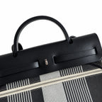 Hermers' popular herbag 31cm is designed to be inspired by saddle bags. The body of the bag is made of canvas, and the outer seams, shoulder straps and handbags are made of leather. The appearance is