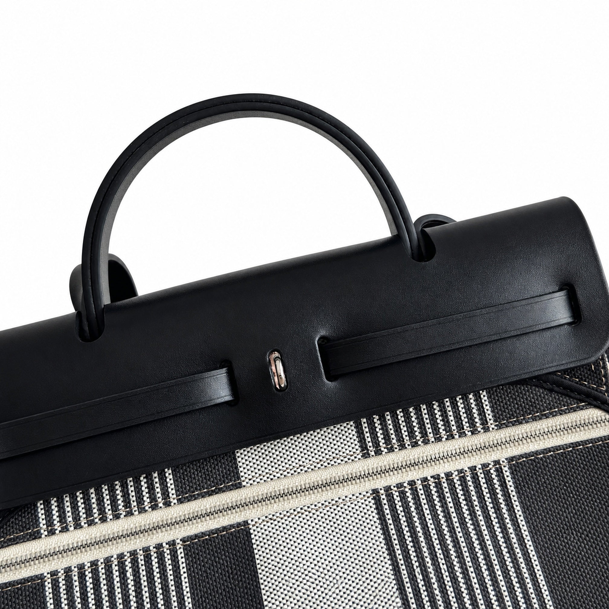 Hermers' popular herbag 31cm is designed to be inspired by saddle bags. The body of the bag is made of canvas, and the outer seams, shoulder straps and handbags are made of leather. The appearance is