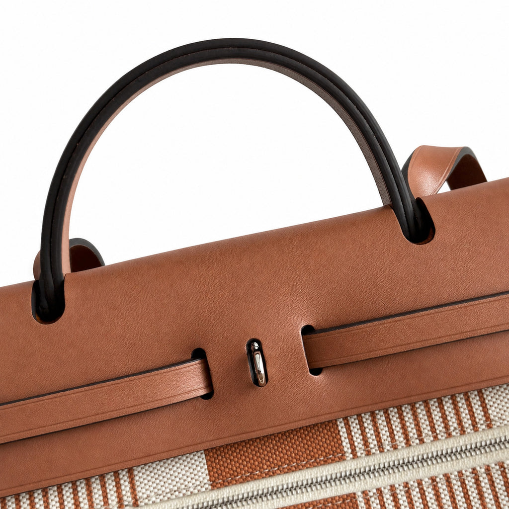 Hermers' popular herbag 31cm is designed to be inspired by saddle bags. The body of the bag is made of canvas, and the outer seams, shoulder straps and handbags are made of leather. The appearance is