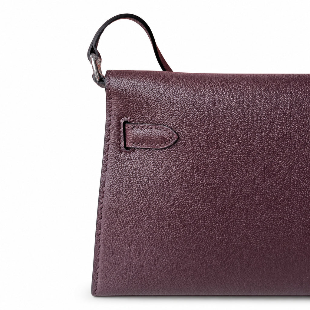 Hermès’ new armpit bag is here. A new member has been added to the Kelly family. Just looking at the online picture, I’m so excited. The first look at the real thing feels like an enlarged version of