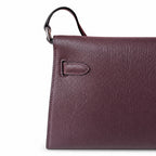 Hermès’ new armpit bag is here. A new member has been added to the Kelly family. Just looking at the online picture, I’m so excited. The first look at the real thing feels like an enlarged version of