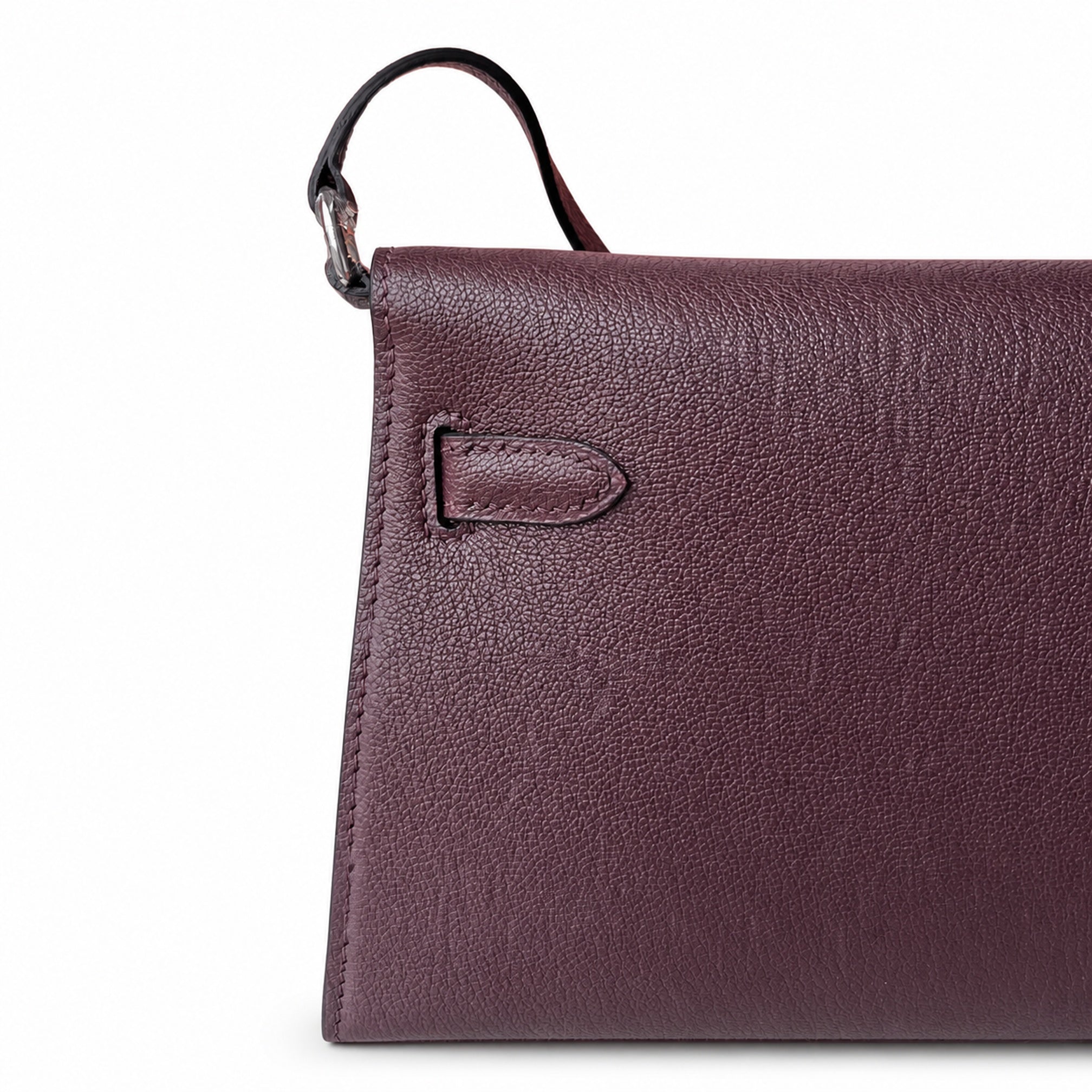 Hermès’ new armpit bag is here. A new member has been added to the Kelly family. Just looking at the online picture, I’m so excited. The first look at the real thing feels like an enlarged version of