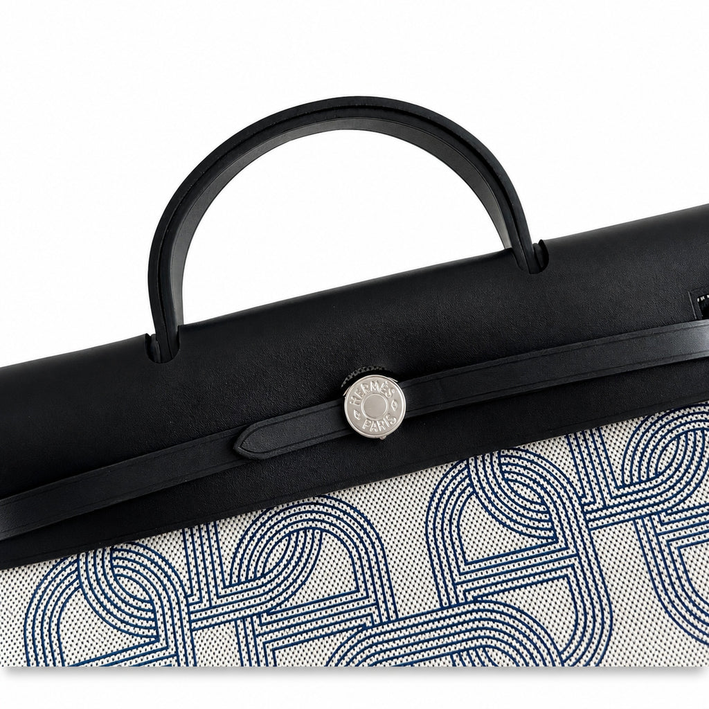 Hermers' popular herbag 31cm is designed to be inspired by saddle bags. The body of the bag is made of canvas, and the inseam, shoulder straps and handle are made of leather. The appearance is very si