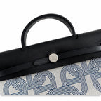 Hermers' popular herbag 31cm is designed to be inspired by saddle bags. The body of the bag is made of canvas, and the inseam, shoulder straps and handle are made of leather. The appearance is very si