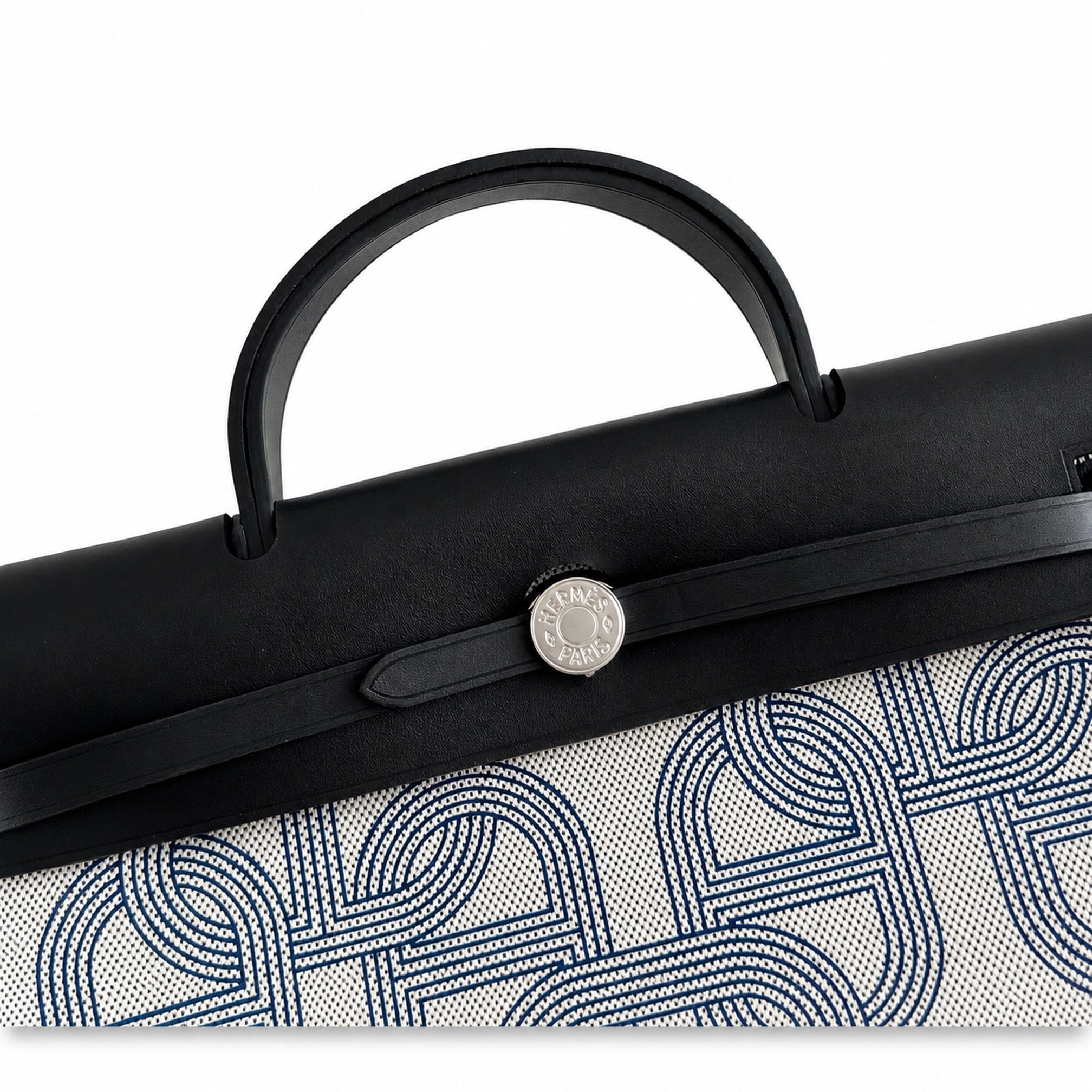 Hermers' popular herbag 31cm is designed to be inspired by saddle bags. The body of the bag is made of canvas, and the inseam, shoulder straps and handle are made of leather. The appearance is very si
