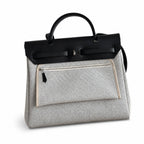 Hermers' popular herbag 31cm is designed to be inspired by saddle bags. The body of the bag is made of canvas, and the inseam, shoulder straps and handle are made of leather. The appearance is very si
