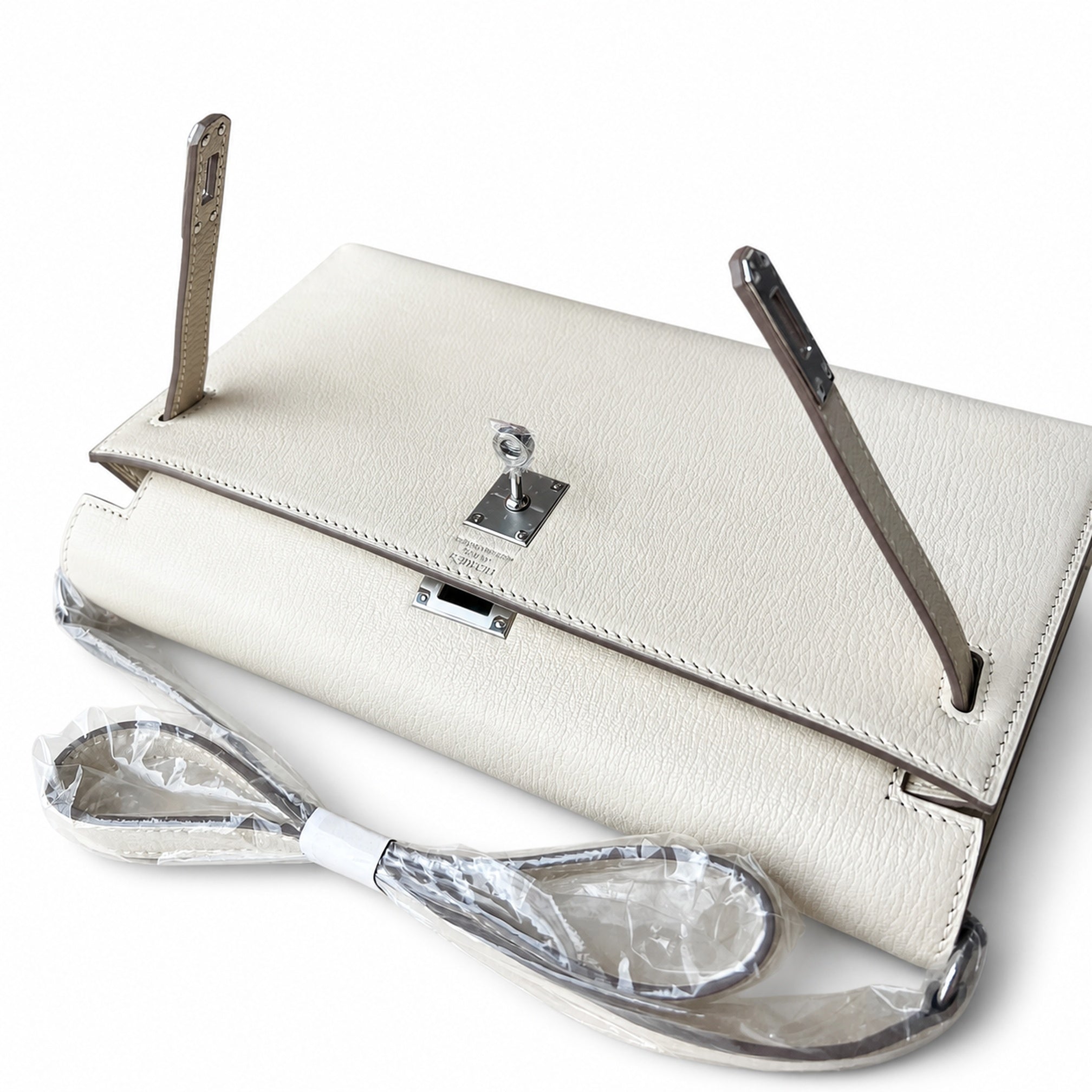 Hermès’ new armpit bag is here. A new member has been added to the Kelly family. Just looking at the online picture, I’m so excited. The first look at the real thing feels like an enlarged version of