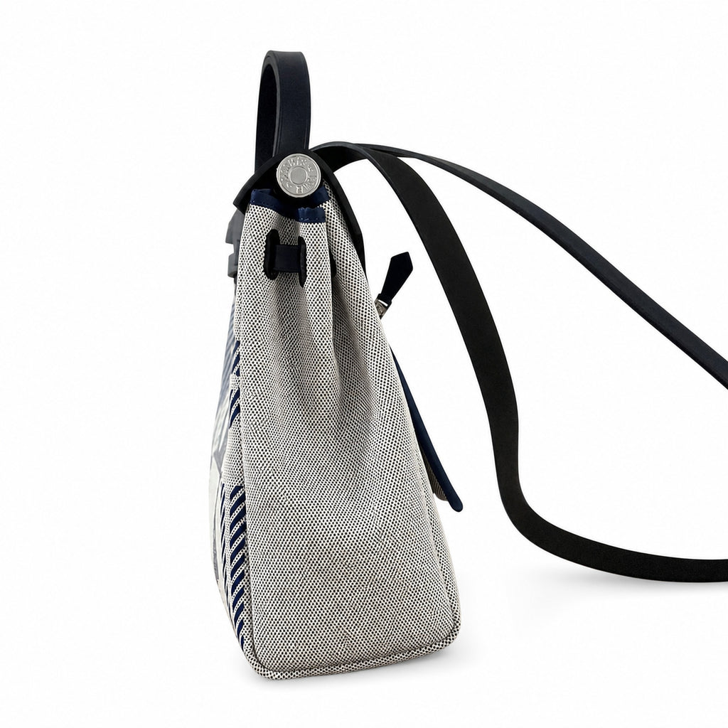 Hermers' popular herbag 31cm is designed to be inspired by saddle bags. The body of the bag is made of canvas, and the inseam, shoulder straps and handle are made of leather. The appearance is very si