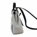Hermers' popular herbag 31cm is designed to be inspired by saddle bags. The body of the bag is made of canvas, and the inseam, shoulder straps and handle are made of leather. The appearance is very si