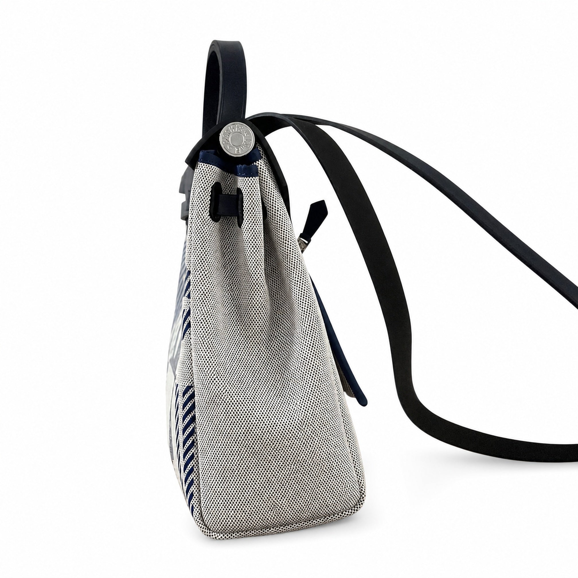 Hermers' popular herbag 31cm is designed to be inspired by saddle bags. The body of the bag is made of canvas, and the inseam, shoulder straps and handle are made of leather. The appearance is very si