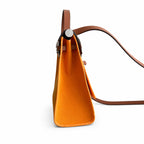 Hermers' popular herbag 31cm is designed to be inspired by saddle bags. The body of the bag is made of canvas, and the outer seams, shoulder straps and handbags are made of leather. The appearance is