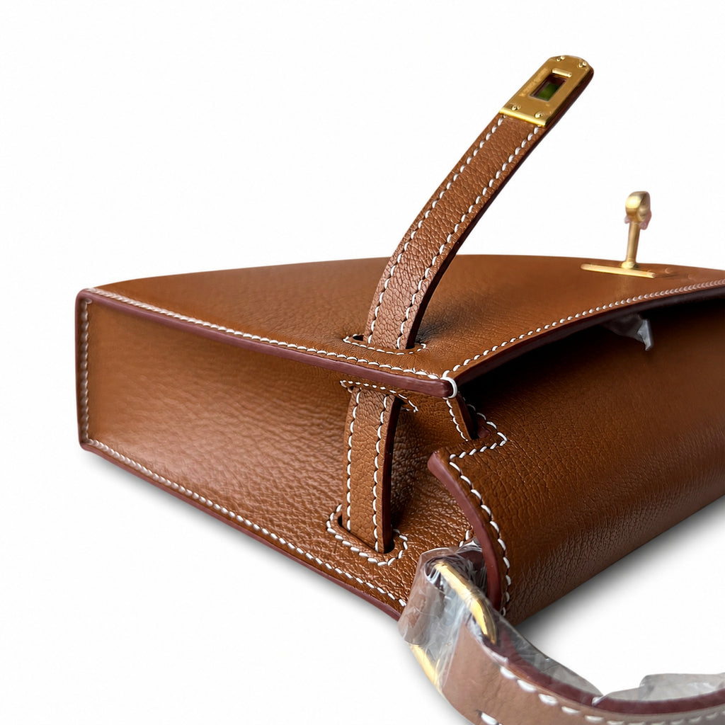 Hermès’ new armpit bag is here. A new member has been added to the Kelly family. Just looking at the online picture, I’m so excited. The first look at the real thing feels like an enlarged version of