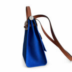 Hermers' popular herbag 31cm is designed to be inspired by saddle bags. The body of the bag is made of canvas, and the outer seams, shoulder straps and handbags are made of leather. The appearance is