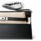 Hermès’ new armpit bag is here. A new member has been added to the Kelly family. Just looking at the online picture, I’m so excited. The first look at the real thing feels like an enlarged version of