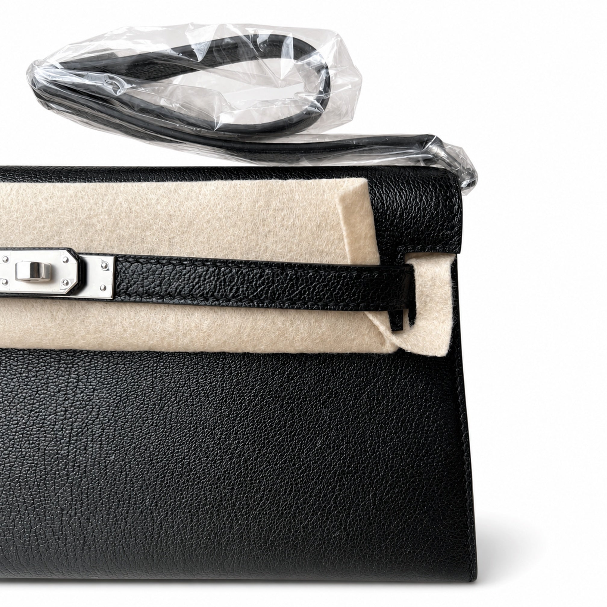 Hermès’ new armpit bag is here. A new member has been added to the Kelly family. Just looking at the online picture, I’m so excited. The first look at the real thing feels like an enlarged version of