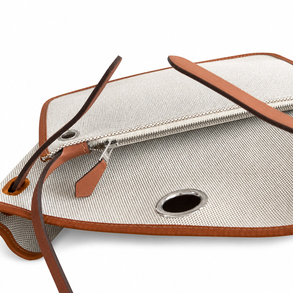 Hermers' popular herbag 31cm is designed to be inspired by saddle bags. The body of the bag is made of canvas, and the inseam, shoulder straps and handle are made of leather. The appearance is very si