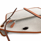 Hermers' popular herbag 31cm is designed to be inspired by saddle bags. The body of the bag is made of canvas, and the inseam, shoulder straps and handle are made of leather. The appearance is very si