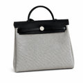 Hermers' popular herbag 31cm is designed to be inspired by saddle bags. The body of the bag is made of canvas, and the inseam, shoulder straps and handle are made of leather. The appearance is very si