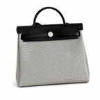 Hermers' popular herbag 31cm is designed to be inspired by saddle bags. The body of the bag is made of canvas, and the inseam, shoulder straps and handle are made of leather. The appearance is very si