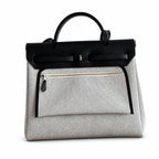 Hermers' popular herbag 31cm is designed to be inspired by saddle bags. The body of the bag is made of canvas, and the inseam, shoulder straps and handle are made of leather. The appearance is very si