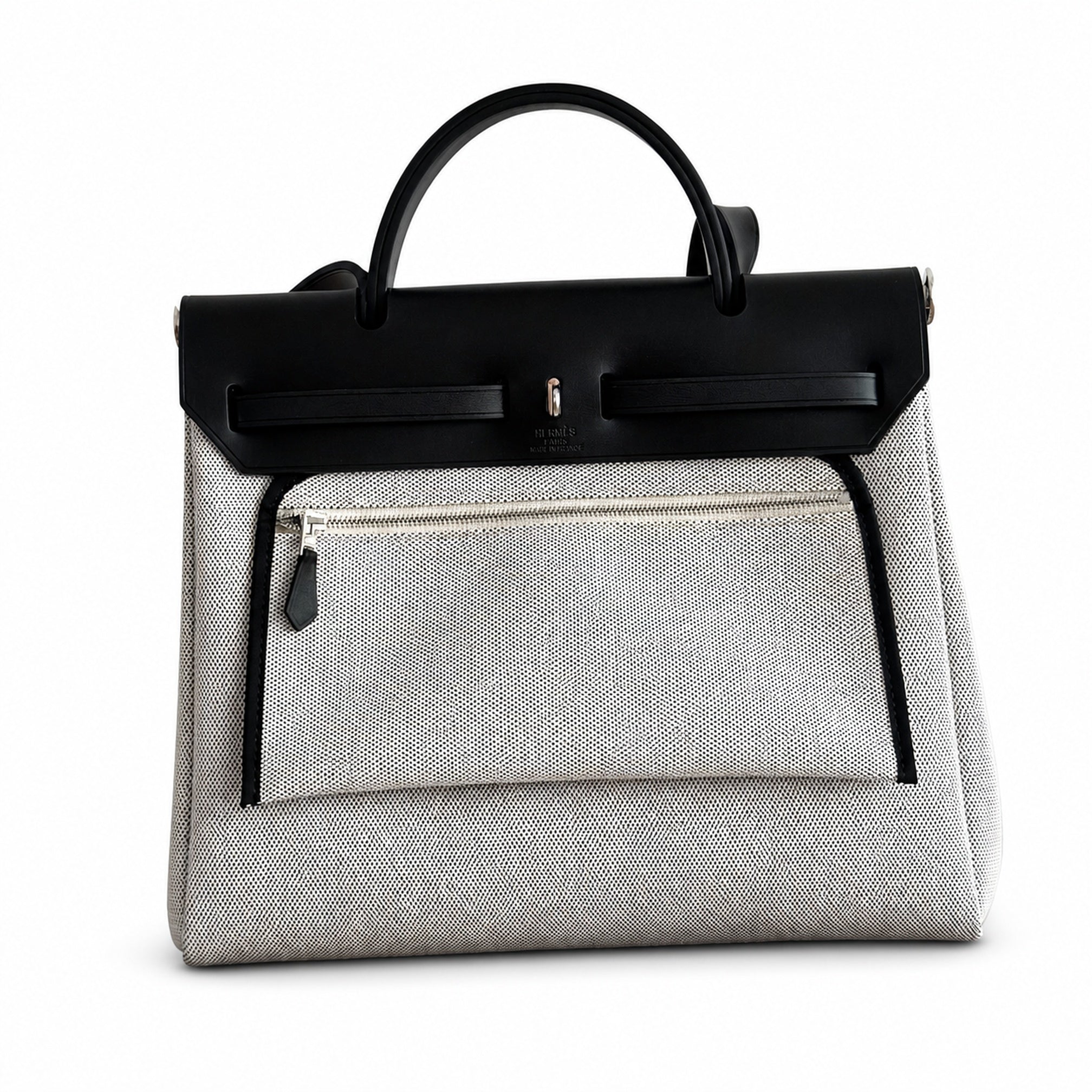 Hermers' popular herbag 31cm is designed to be inspired by saddle bags. The body of the bag is made of canvas, and the inseam, shoulder straps and handle are made of leather. The appearance is very si