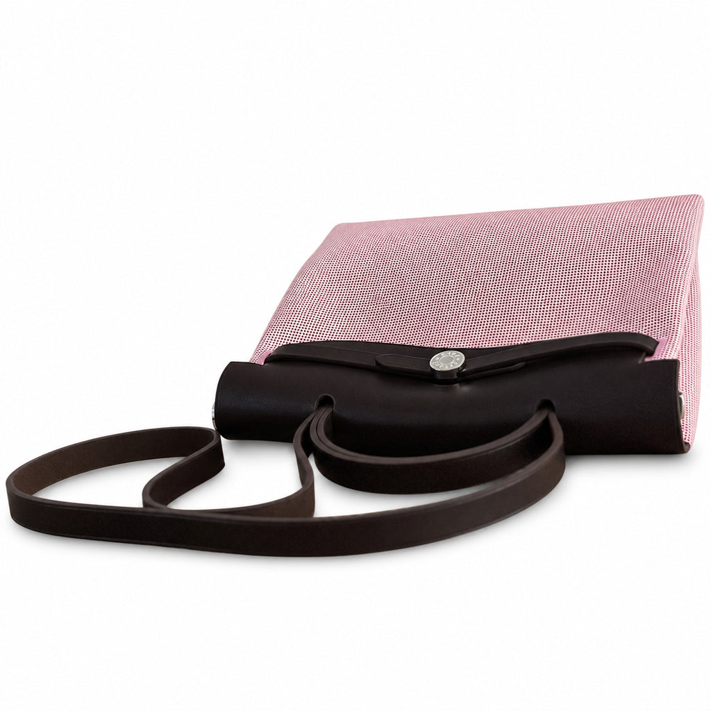 Hermers' popular herbag 31cm is designed to be inspired by saddle bags. The body of the bag is made of canvas, and the inseam, shoulder straps and handle are made of leather. The appearance is very si