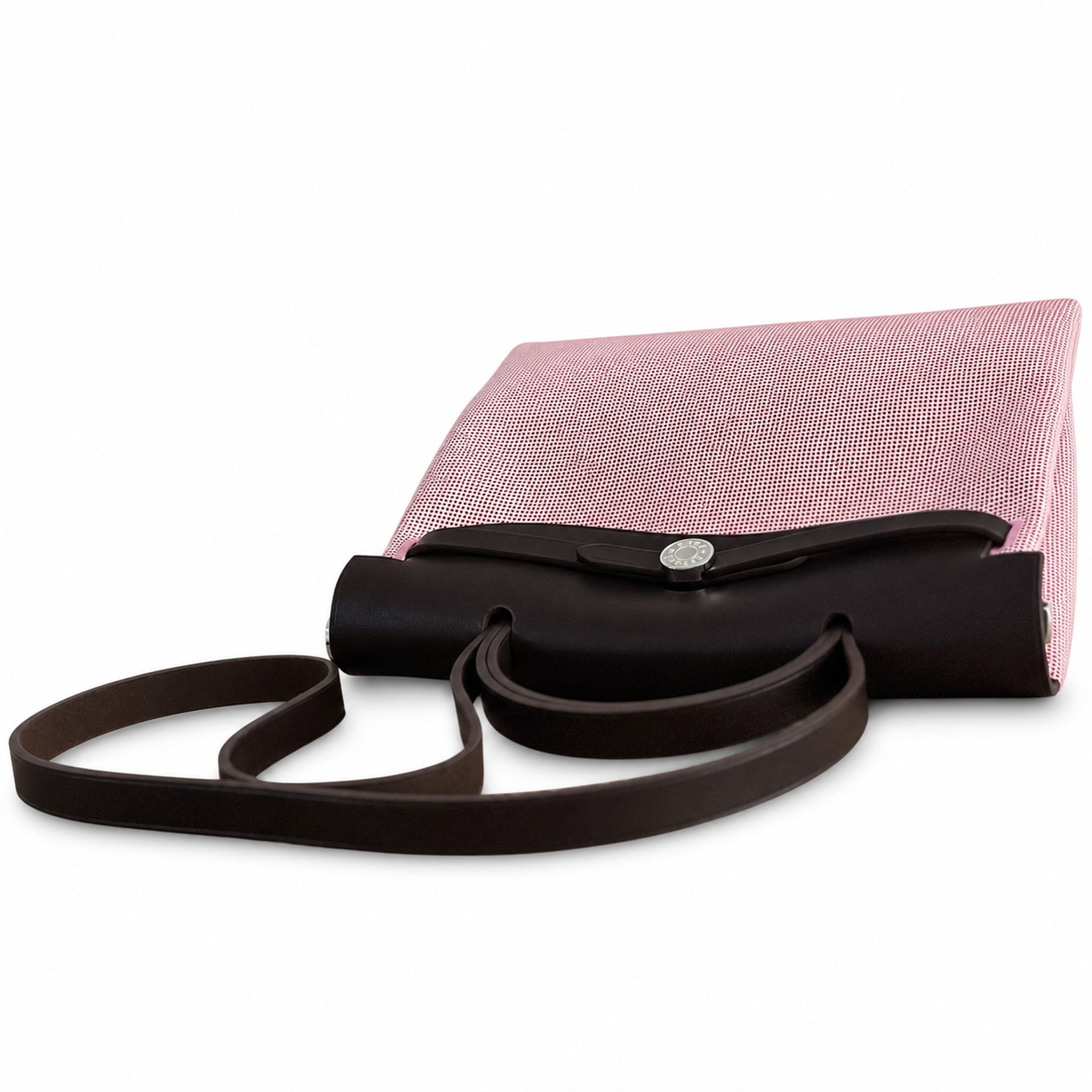 Hermers' popular herbag 31cm is designed to be inspired by saddle bags. The body of the bag is made of canvas, and the inseam, shoulder straps and handle are made of leather. The appearance is very si