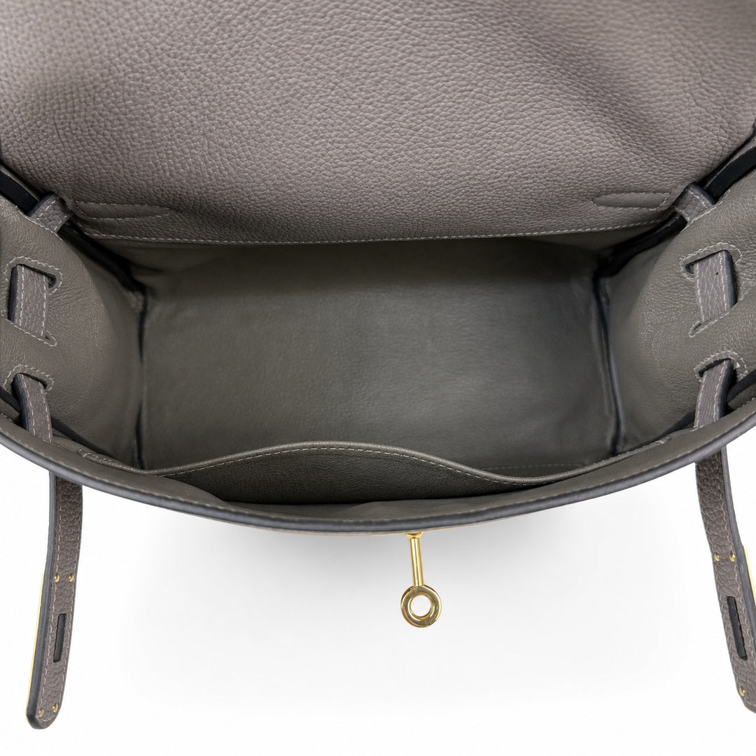 🆕 In stock Kelly Messenger messenger bag for men and women, pewter gray gold buckle, imported leather, all-steel hand-waxed thread, the highest cost performance on the Internet. The classic combinatio