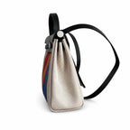 Hermers' popular herbag 31cm is designed to be inspired by saddle bags. The body of the bag is made of canvas, and the inseam, shoulder straps and handle are made of leather. The appearance is very si