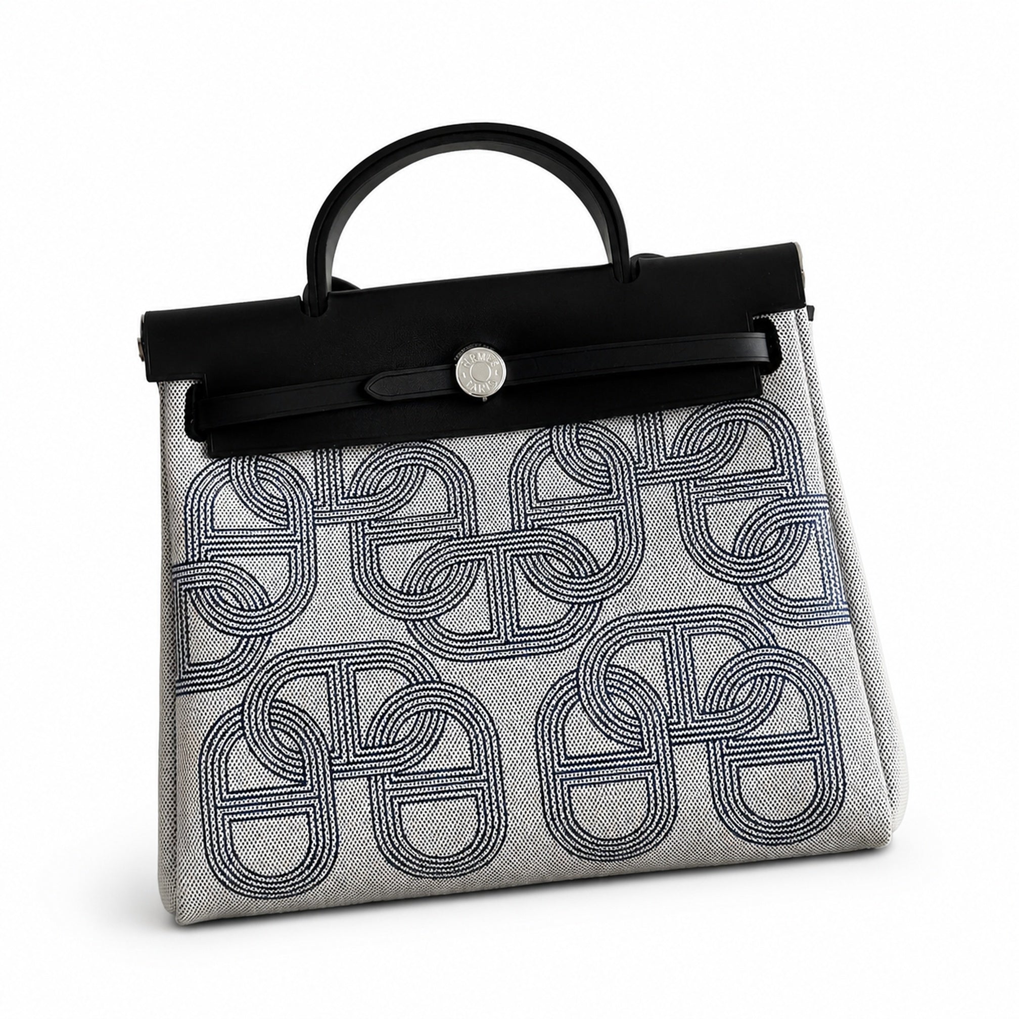Hermers' popular herbag 31cm is designed to be inspired by saddle bags. The body of the bag is made of canvas, and the inseam, shoulder straps and handle are made of leather. The appearance is very si