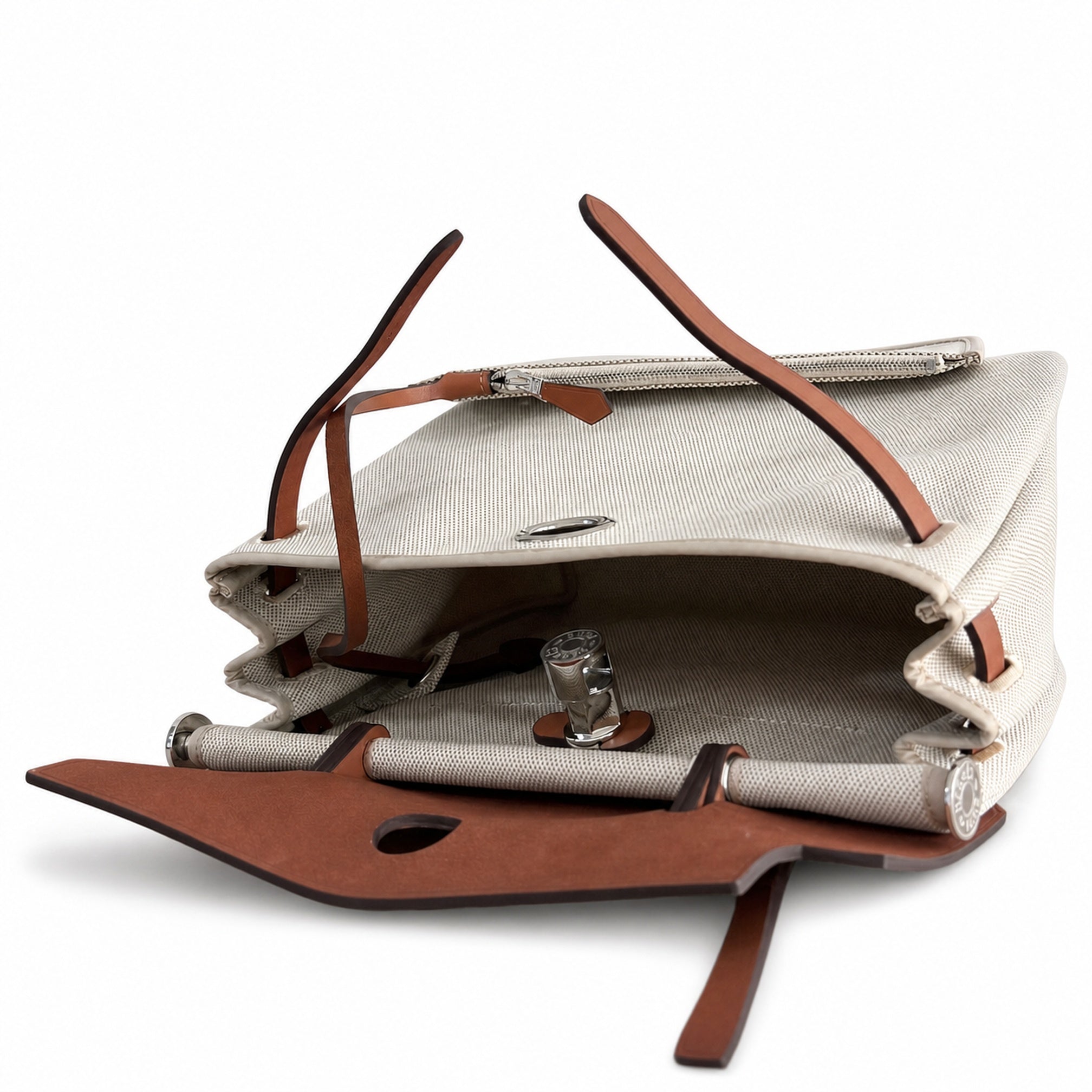Hermers' popular herbag 31cm is designed to be inspired by saddle bags. The body of the bag is made of canvas, and the inseam, shoulder straps and handle are made of leather. The appearance is very si