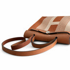 Hermers' popular herbag 31cm is designed to be inspired by saddle bags. The body of the bag is made of canvas, and the outer seams, shoulder straps and handbags are made of leather. The appearance is
