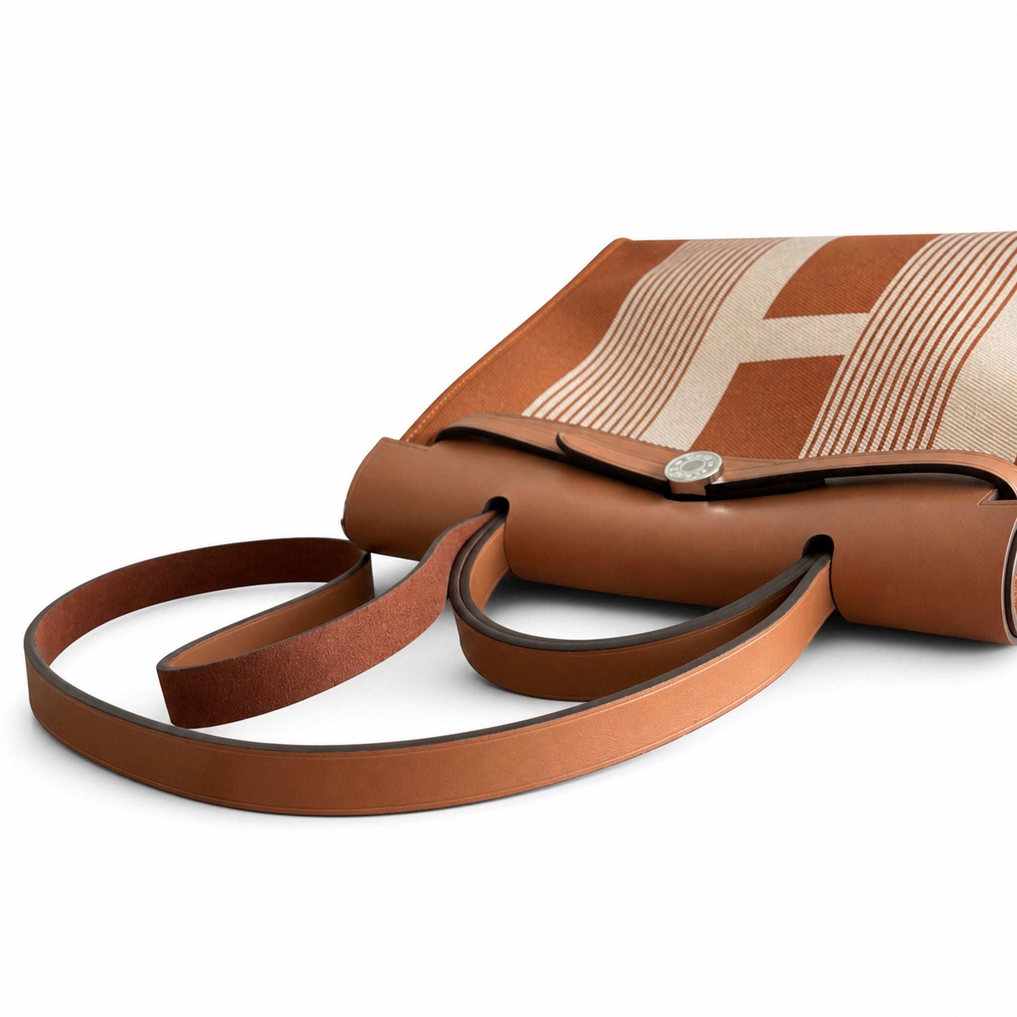 Hermers' popular herbag 31cm is designed to be inspired by saddle bags. The body of the bag is made of canvas, and the outer seams, shoulder straps and handbags are made of leather. The appearance is