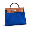 Hermers' popular herbag 31cm is designed to be inspired by saddle bags. The body of the bag is made of canvas, and the outer seams, shoulder straps and handbags are made of leather. The appearance is
