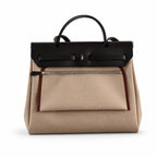 Hermers' popular herbag 31cm is designed to be inspired by saddle bags. The body of the bag is made of canvas, and the inseam, shoulder straps and handle are made of leather. The appearance is very si