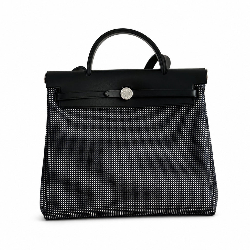 Hermers' popular herbag 31cm is designed to be inspired by saddle bags. The body of the bag is made of canvas, and the inseam, shoulder straps and handle are made of leather. The appearance is very si