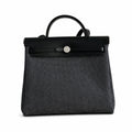Hermers' popular herbag 31cm is designed to be inspired by saddle bags. The body of the bag is made of canvas, and the inseam, shoulder straps and handle are made of leather. The appearance is very si
