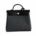 Hermers' popular herbag 31cm is designed to be inspired by saddle bags. The body of the bag is made of canvas, and the inseam, shoulder straps and handle are made of leather. The appearance is very si