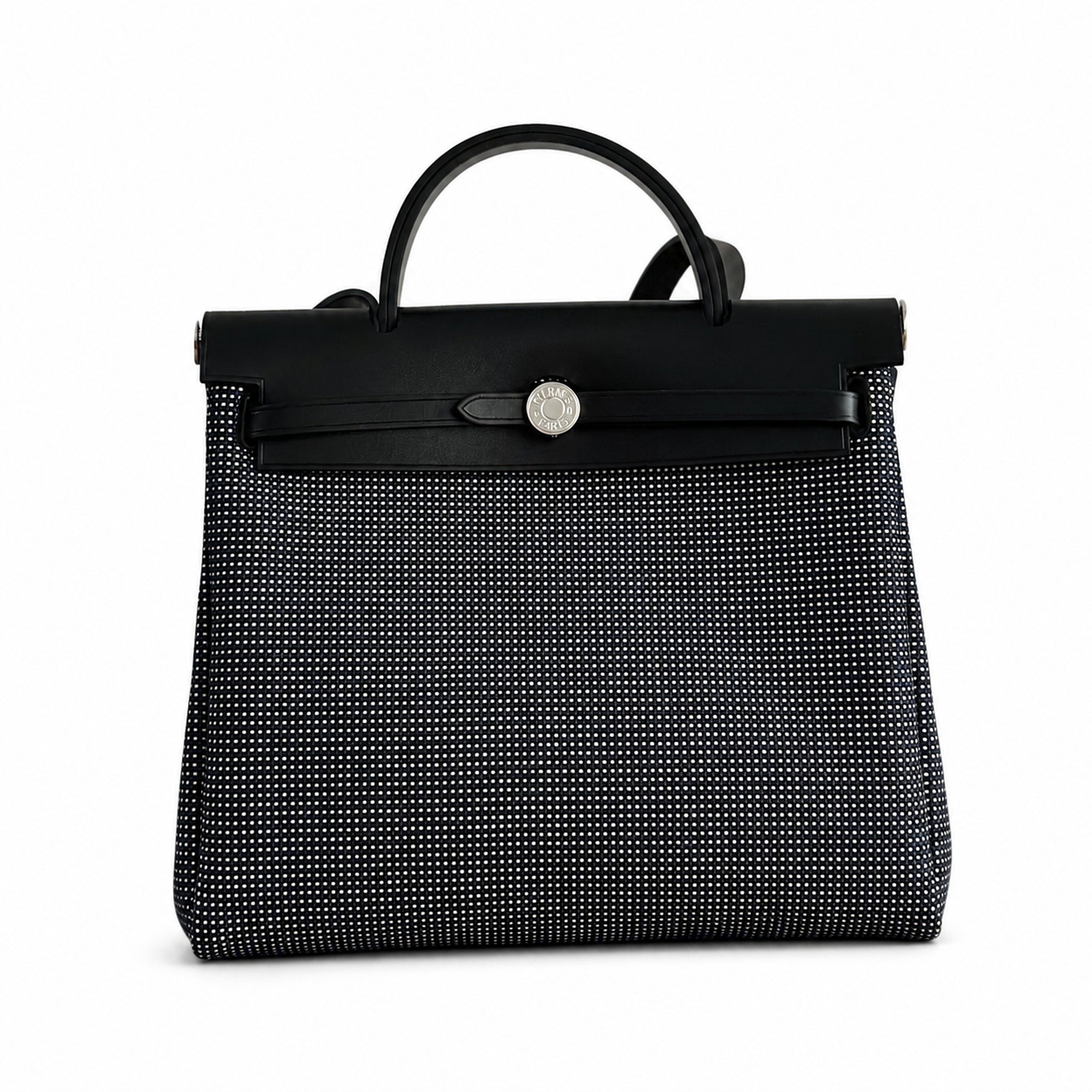 Hermers' popular herbag 31cm is designed to be inspired by saddle bags. The body of the bag is made of canvas, and the inseam, shoulder straps and handle are made of leather. The appearance is very si