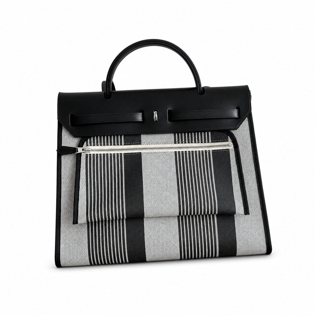 Hermers' popular herbag 31cm is designed to be inspired by saddle bags. The body of the bag is made of canvas, and the outer seams, shoulder straps and handbags are made of leather. The appearance is