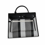 Hermers' popular herbag 31cm is designed to be inspired by saddle bags. The body of the bag is made of canvas, and the outer seams, shoulder straps and handbags are made of leather. The appearance is